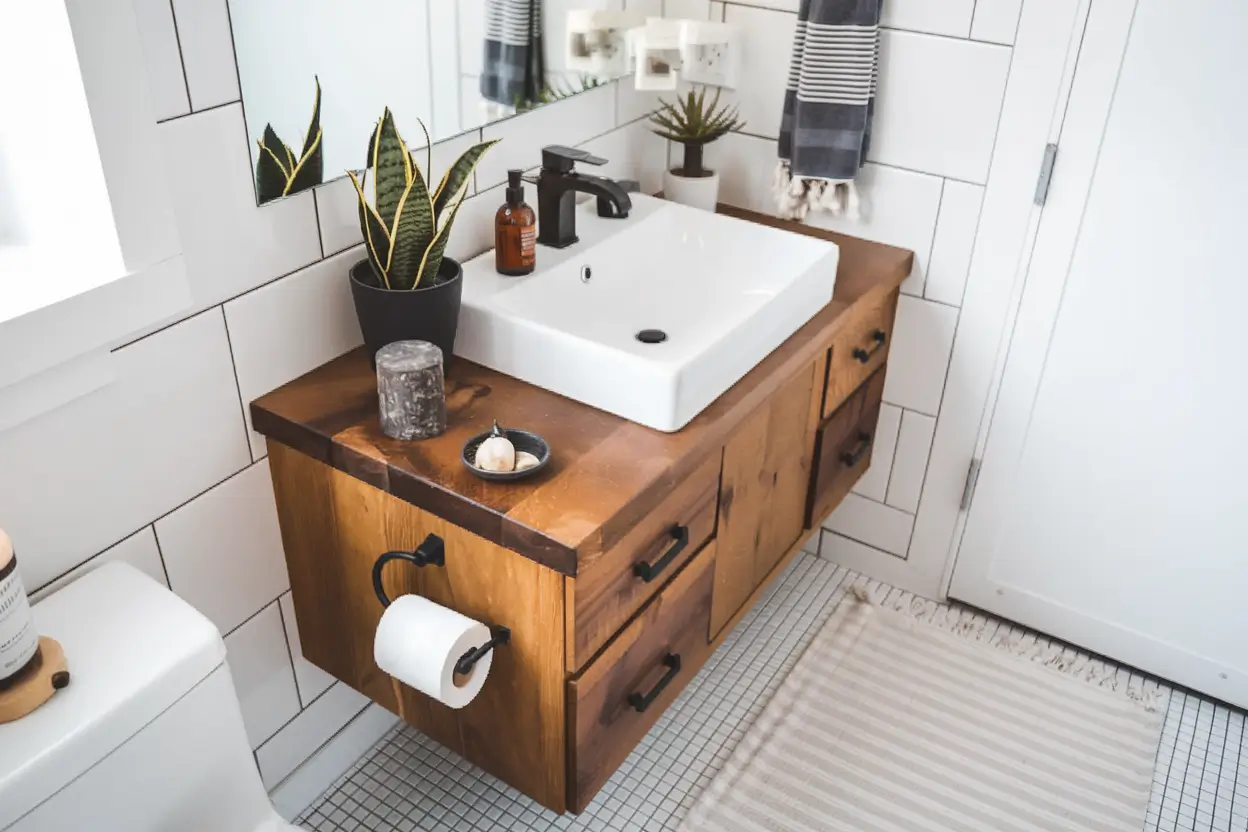 natural bathroom cleaning hacks